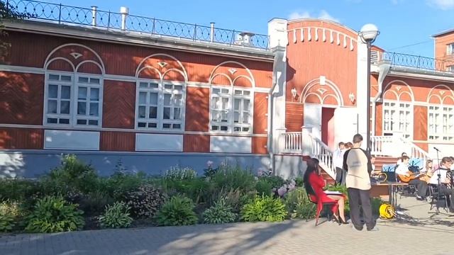 Сейчас в сквере
