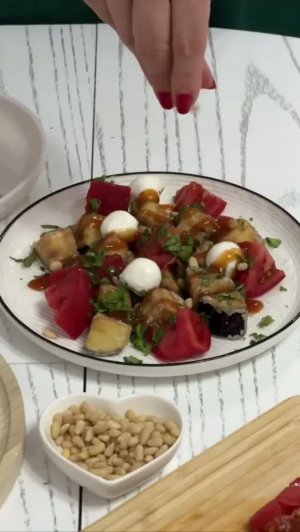 Салат с хрустящими баклажанами, томатами и моцареллой.