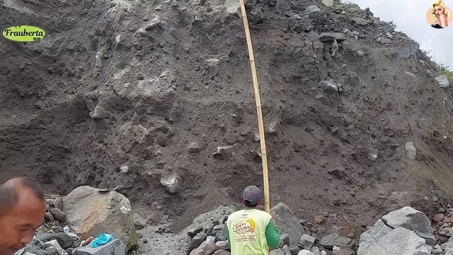 Строительство, шахтёры добывают песок в карьере