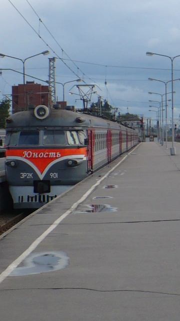 ЭР2К "Юность" на перроне Балтийского вокзала
