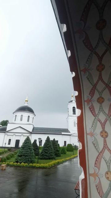 Монастырь в Махре. Дождь и две синички на вратах в сад.