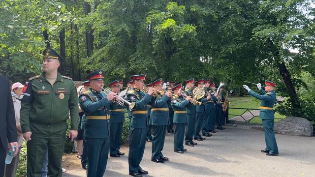 На похоронах Людмилы Чурсиной играет оркестр. смотреть онлайн