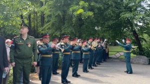 На похоронах Людмилы Чурсиной играет оркестр.