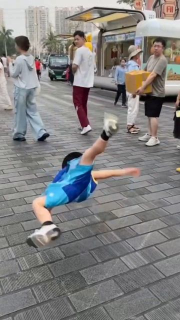🤸Новый ритм старого города: пятилетний танцор зажёг на улицах Хайкоу