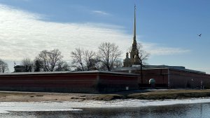 Арина наблюдает ледоход. В Санкт-Петербург пришла Весна!