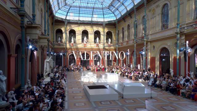 Показ женской коллекции Valentino L’École 2023