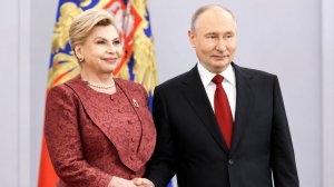 Путин в День России вручил в Кремле золотые медали Героев Труда и госпремии