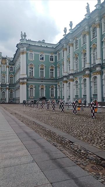 У ЭРМИТАЖА. смотреть онлайн