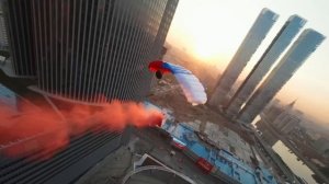 Рекордсмен мира из Подмосковья прыгнул с парашютом с башни «Москва-Сити» в честь Дня России.