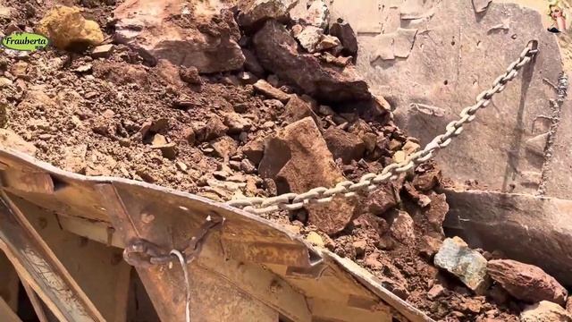 Строительство, дробление щебёнки
