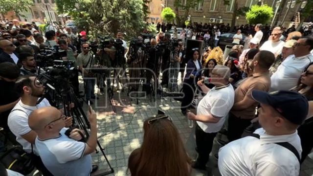 Митинг партии "Процветающая Армения" около здания ЦИК в Ереване смотреть онлайн