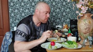 Мукбанг. Курица, картошка, яйца, а так же зелень огурцы и помидоры. Еда на камеру.