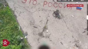 🇷🇺❤️ Бойцы в День России нарисовали наш триколор в Красноармейске.

Надпись «Это Россия» появилась