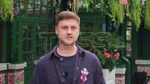 Раздача флажков и ленточек триколора в Москве