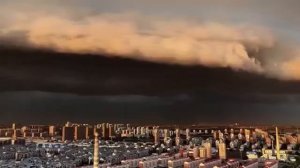 🌩 Эффектное видео приближения грозы к городу Дацин в Китае сняли сегодня местные жители