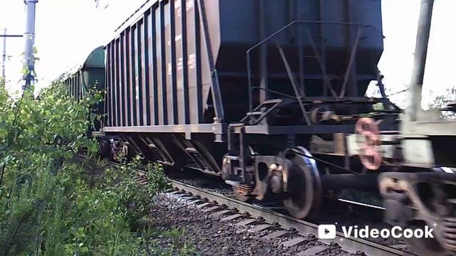 Электровоз 3ЭС5К - 887 с грузовым поездом отправляется со станции и набирает ход смотреть онлайн