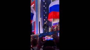 Привет, Россия! Я от всей души поздравляю нашу страну с Днём России!