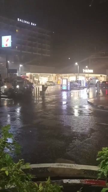 Экскурсии в Паттайе. ☔ Бали Хай вечером под дождём: мокрый асфальт, такси и огни Паттайи