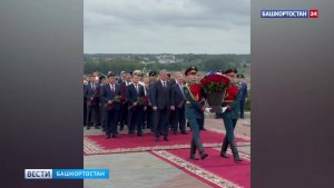 Глава Башкортостана возложил цветы к Монументу Дружбы и стеле «Уфа – город трудовой доблести»
