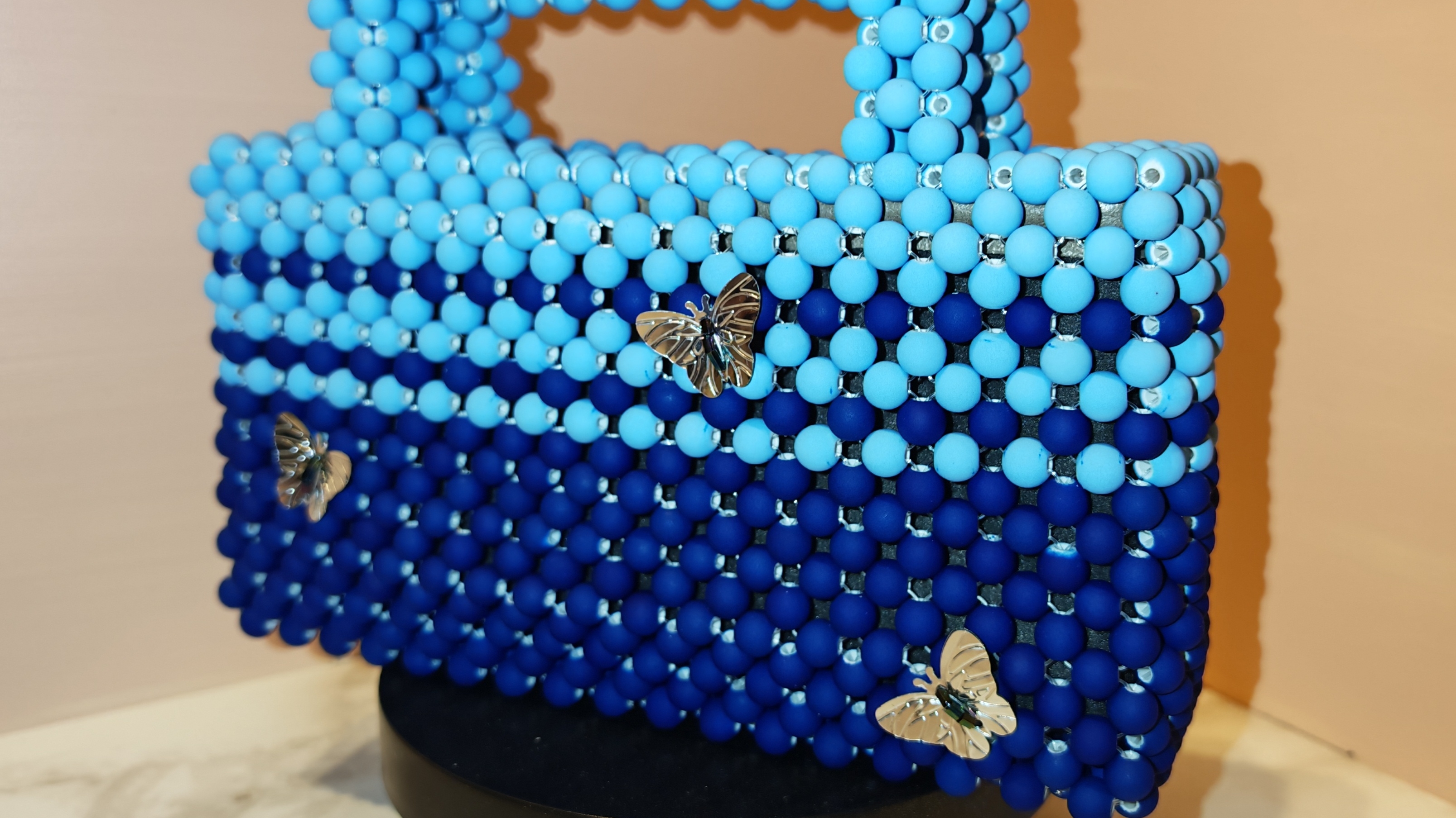 Сумочка из голубых и синих бусин с бабочками🦋
