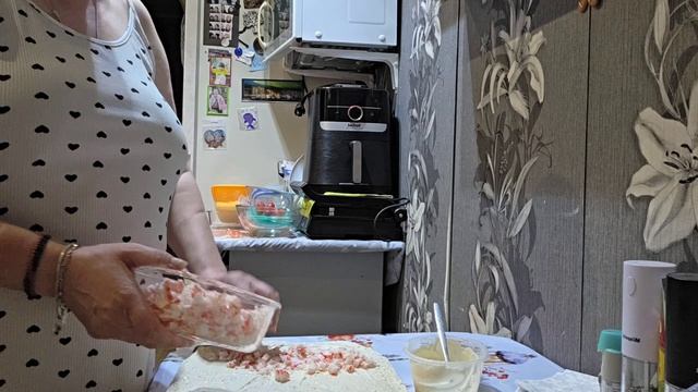 ЗАКАЗАЛИ РОЛЛЫ НА УЖИН! ЖЕНЯ РАСПОЯСАЛСЯ! смотреть онлайн