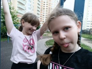 гуляю на прогулке с подругой.