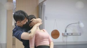 Студентка на массажном столе – работает мануальный терапевт