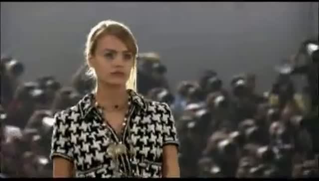 Показ женской коллекции Chanel весна-лето 2006