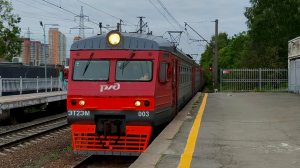 ЭТ2ЭМ 003 с приветливой локомотивной бригадой на станциях Девяткино и Пискарëвка.