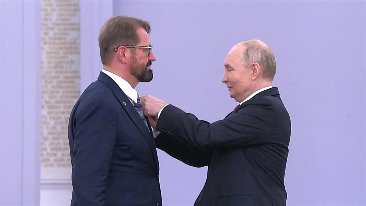 Владимир Путин вручил медали "Герой Труда" и государственные премии. смотреть онлайн