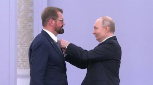 Владимир Путин вручил медали «Герой Труда» и государственные премии.
