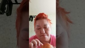 Решила поесть в какой-то век клубничные маффины(пару штук)😊
