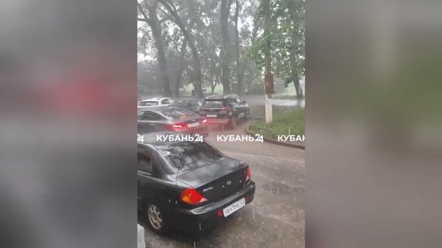 Дождь с градом обрушился на Краснодар днем 12 июня смотреть онлайн
