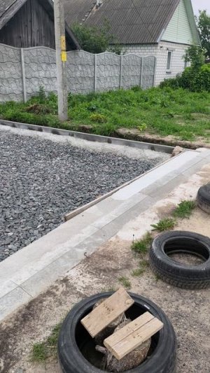 Бордюры, для дорожки и площадки под авто - установлены!