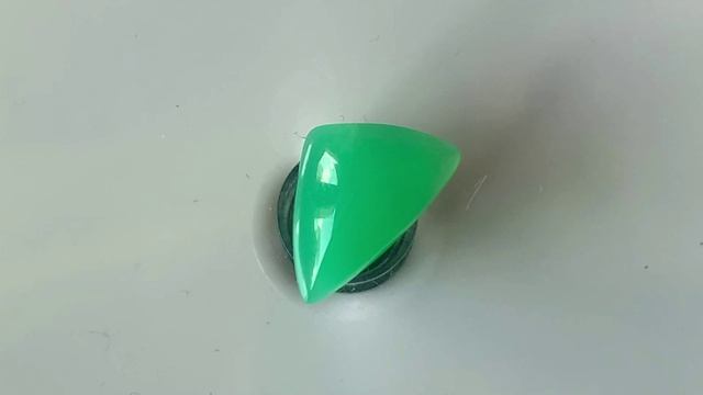 Треугольник хризопраза 9х14 мм