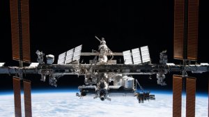 Космонавты Роскосмоса с борта МКС поздравили соотечественников с Днем России
