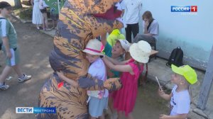 Сотни костромских школьников получили возможность обнять динозавра
