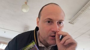 Дергаю волосы в носу