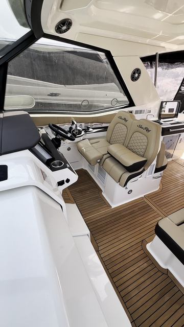 Катер Sea Ray Sundancer 320 Coupe в наличии в Москве!
