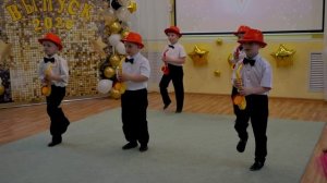 Танец  с саксофонами.