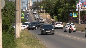 Жительница Севастополя угощает выпечкой людей, стоящих в очередях на заправках