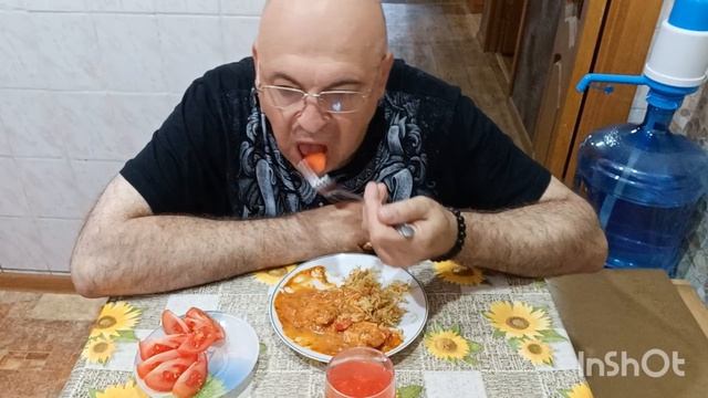 Мукбанг. Паприкаш, жареная вермишель, помидор и морс. Чудеса объяснимые и не объяснимые.