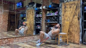 Ягодичный мостик с опорой на стул + фитнес резинка