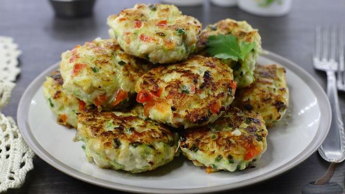 РУБЛЕНЫЕ КУРИНЫЕ КОТЛЕТЫ С КАБАЧКОМ И БОЛГАРСКИМ ПЕРЦЕМ