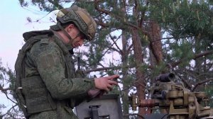 Наши бойцы-зенитчики ведут уничтожение вражеских целей и в воздухе, и на земле.