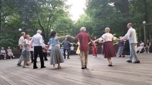 Танцевальная площадка в Царицыно танцуют все