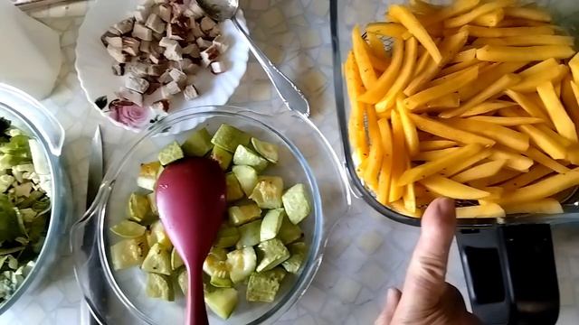 Картошка с мясом в аэрогриле и салат