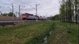 В пасмурный вечер! Электровоз ЧС7-167 с пассажирским поездом  Москва - Адлер.
