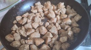приготовила курицу на ужин в деревне