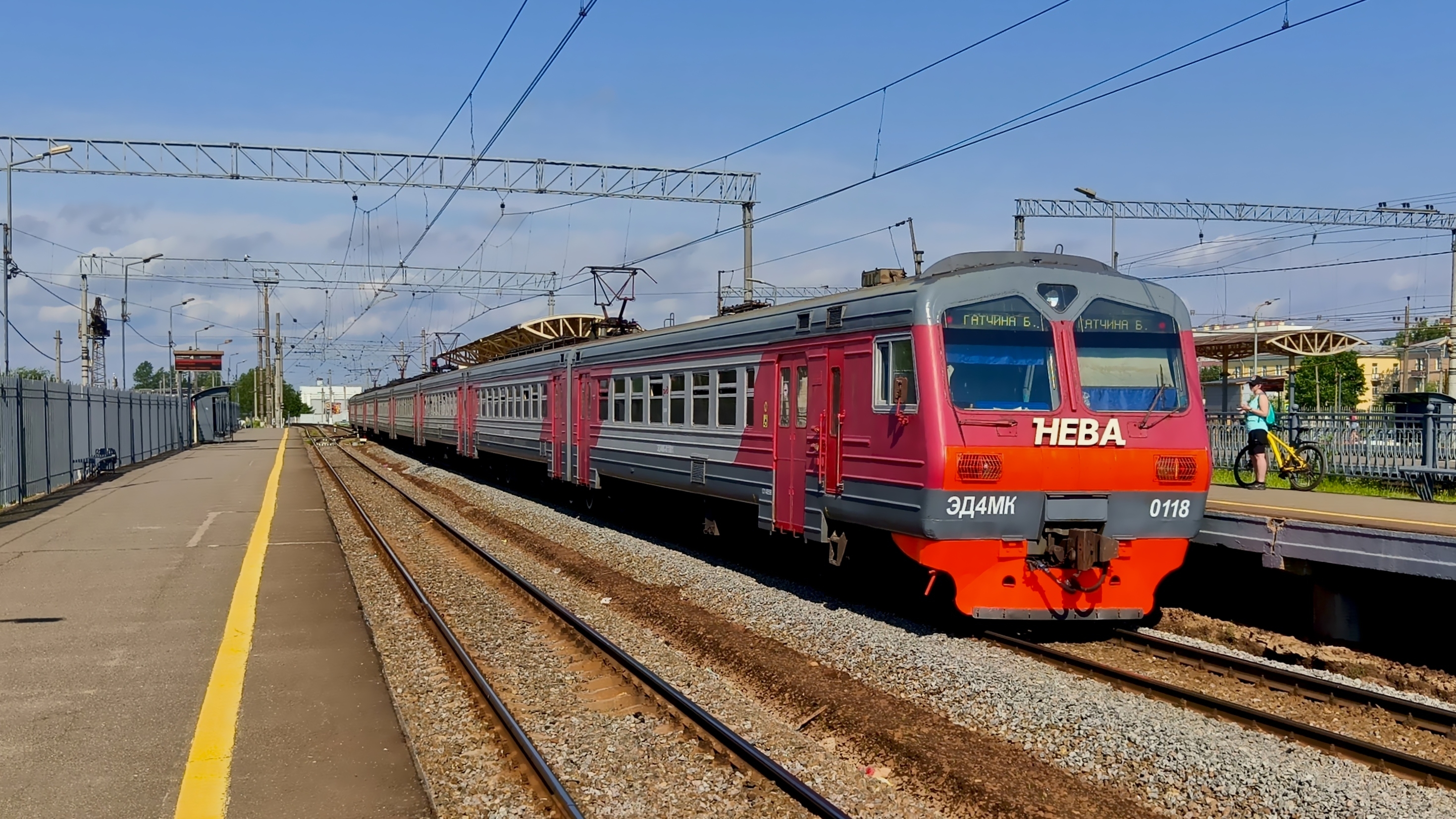 ЭД4М 0118 "Нева" сообщением Санкт-Петербург - Гатчина Балтийская на станции Лигово.